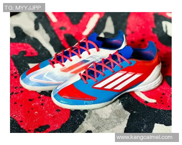 球星经典复刻足球鞋高清图片展现足球传奇魅力