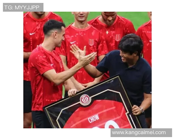 足球球迷泪别传奇球星 深情送行展现无限敬意与不舍